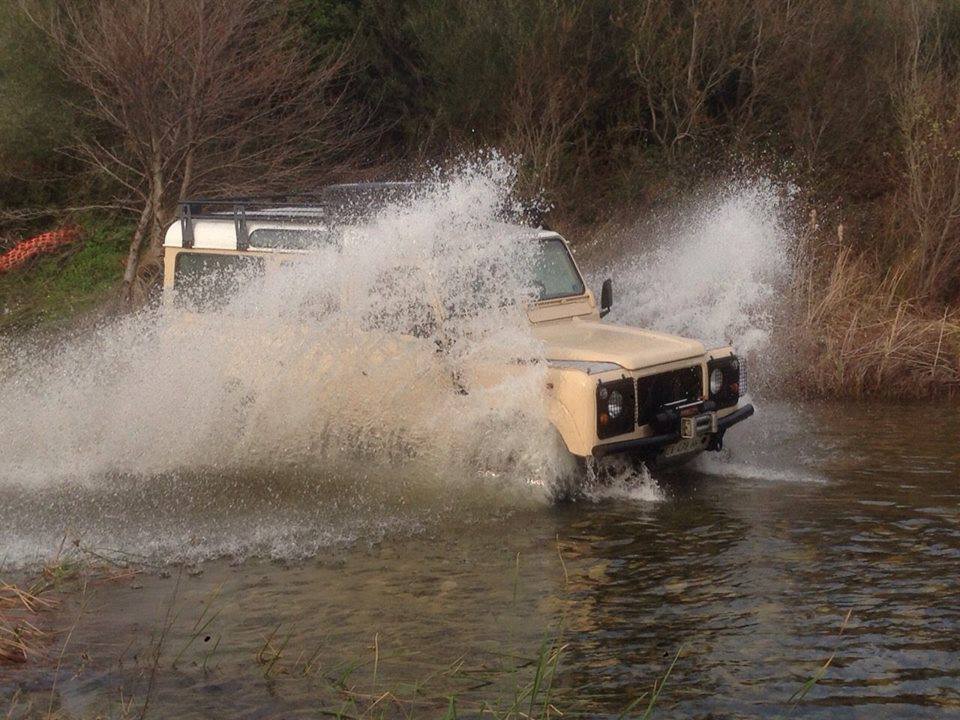 Jeep che passa in mezzo all'acqua