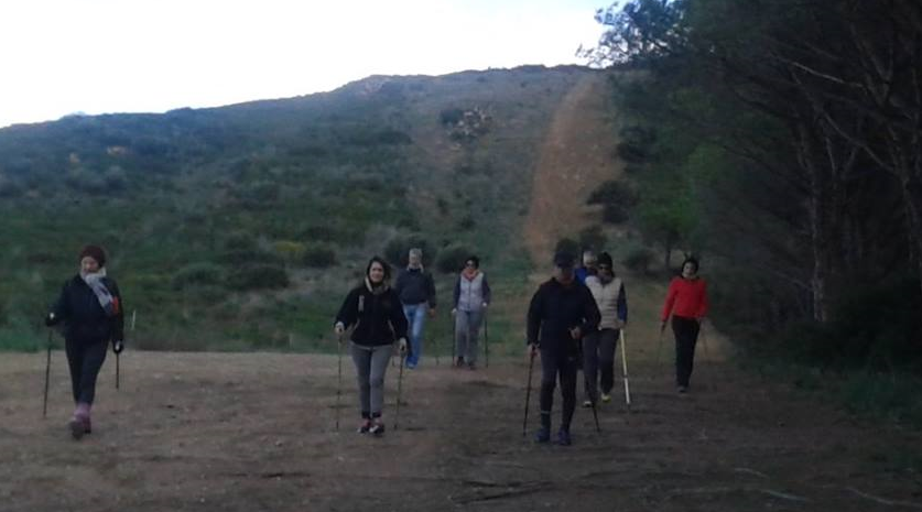 Persone che praticano il Nordic Walking su Monte Nieddu con i bastoncini tecnici