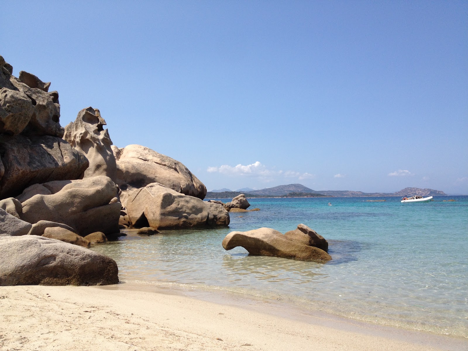 Spiaggia delle vacche con le rocce modellate dal vento